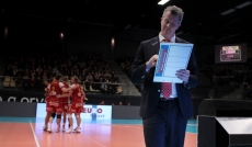 Foto Nico Prikken: coach Vital Heynen bekijkt de verschillende spelmogelijkheden